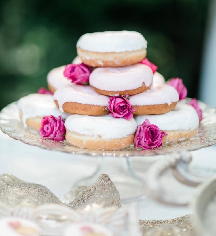 Torte aus Donuts selber machen und stapeln Ideen für sommerliche Desserts