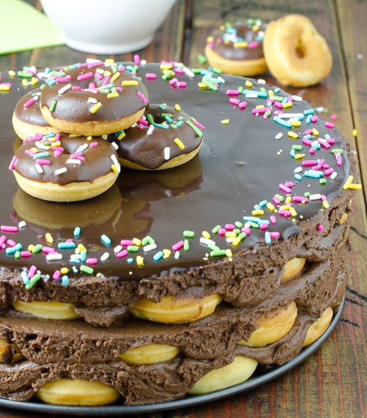 Torte aus Donuts zubereiten leckere Rezeptidee mit Schokolade