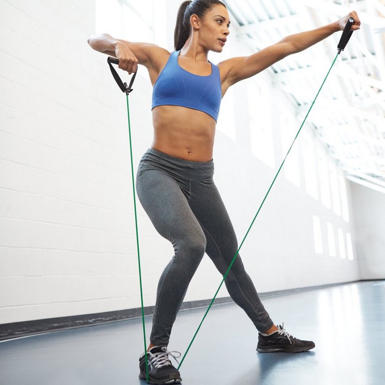 Trizeps trainieren Frauen Theraband Übungen Eigengewicht Training Home Wokrout