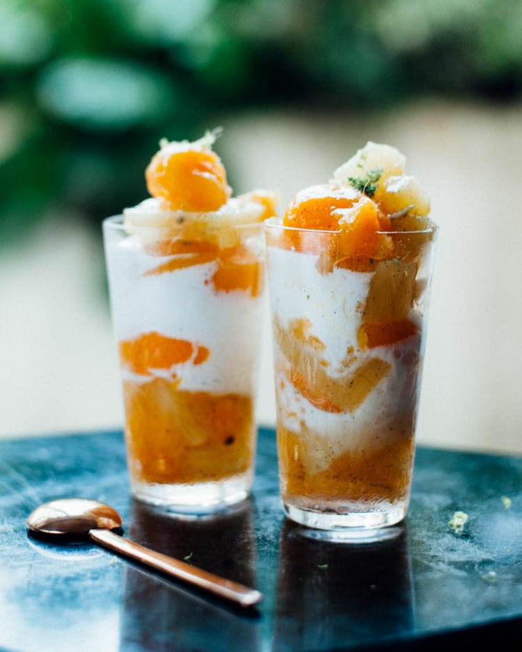 Tropischen Eisbecher selber machen mit Soße aus Ananas und Aprikose