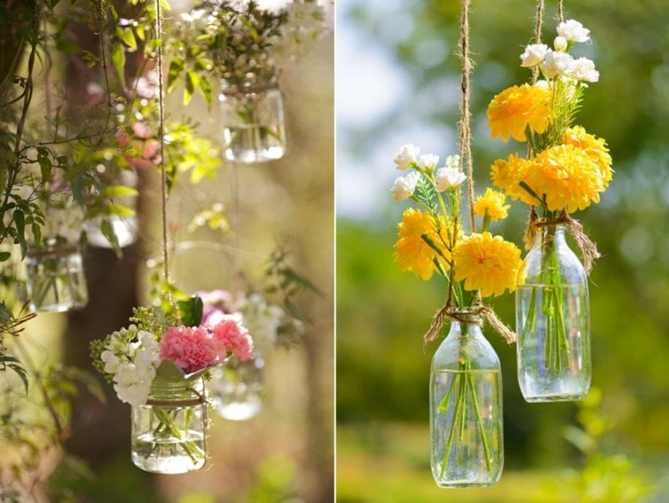 Vasen im Garten unter dem Baum aufhängen und mit frischen Schnittblumen gestalten