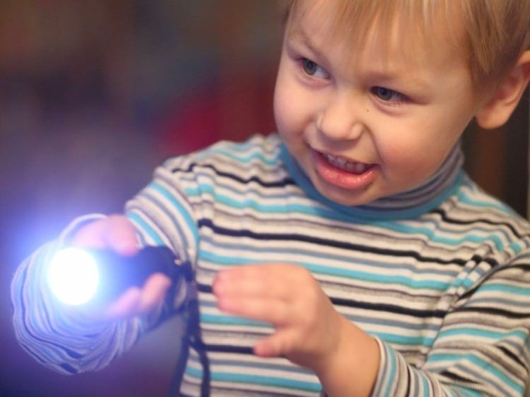 Verstecken mit Taschenlampe - Spiele im Freien und Dunkeln für Kinder, Teenager und Erwachsene