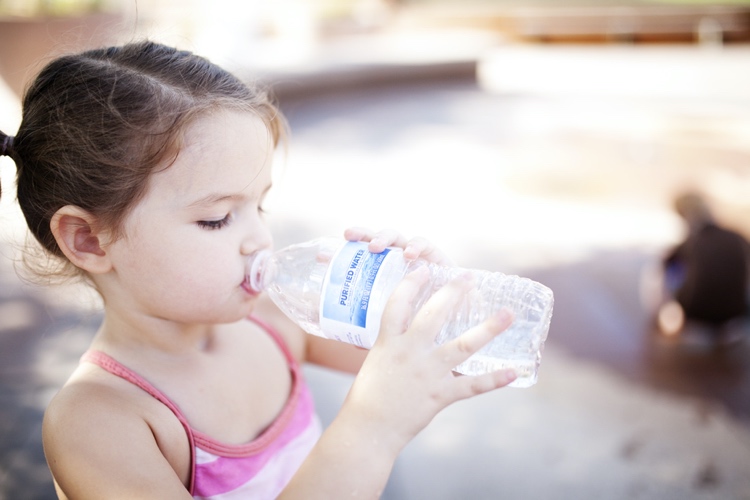 Wie viel Wasser sollten Kinder am Tag trinken?