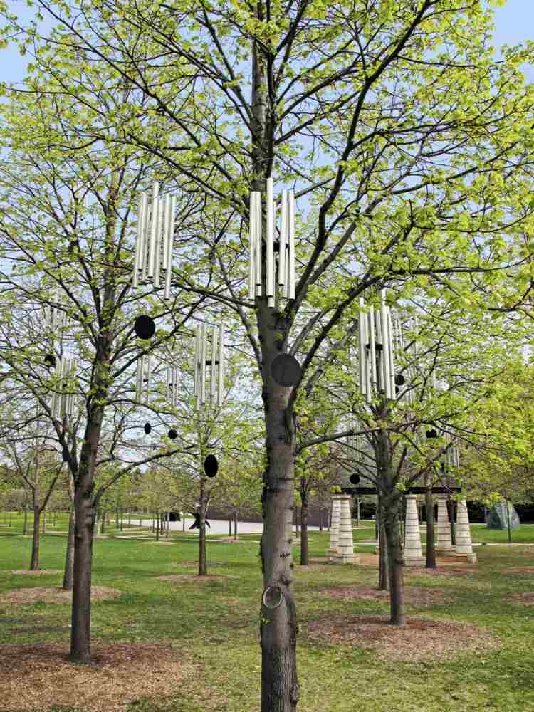 Windspiele in Bäumen aufhängen für angenehme Klänge im Außenbereich