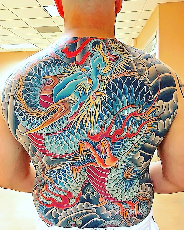 Yakuza Tattoo Rücken Drache Tattoodesign Bedeutung japanischer Tattoostil Trend