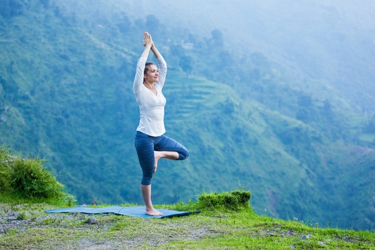Yoga-Pose für Kronenchakra der Baum Vrikshasana