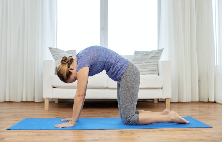 Yoga gegen Rückenschmerzen Übungen gegen Hohlkreuz Zuhause