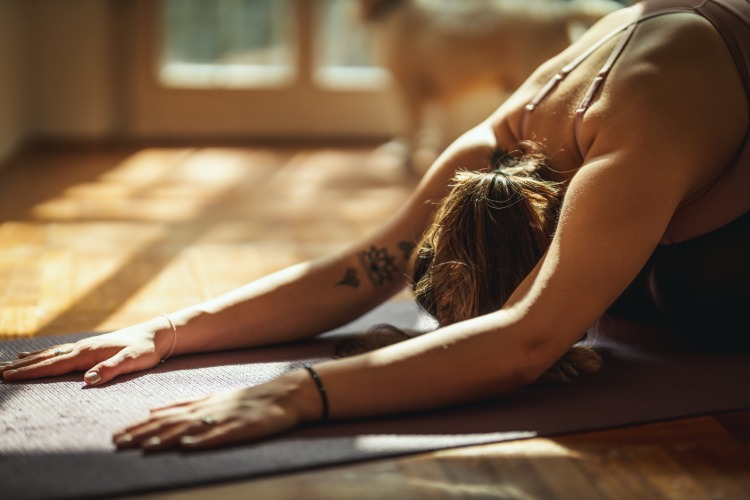 angst und stress während pandemie mit yoga und meditation zuhause überwinden