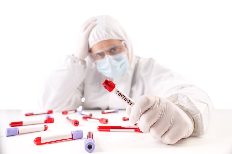 covid 19 pandemie forscher mit blutproben