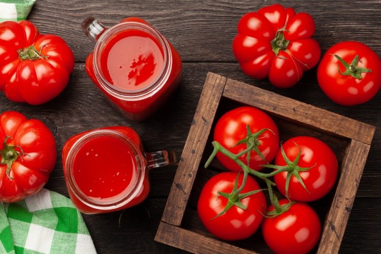 frische tomaten und tomatensaft reich an lycopin antioxidans und vitaminen