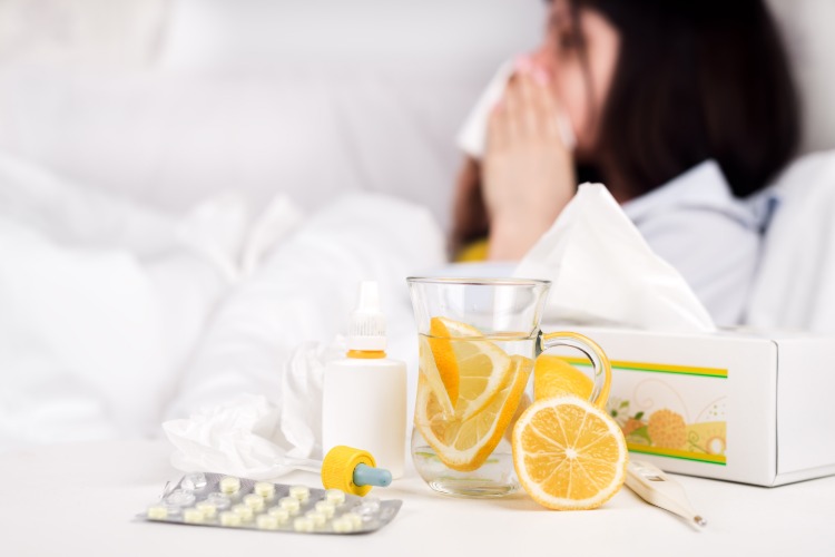 grippesymptome frau mit tee in der hand