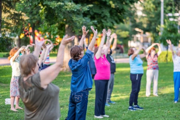 gruppe von älteren menschen aerobes training im park empfohlene übungen pro woche