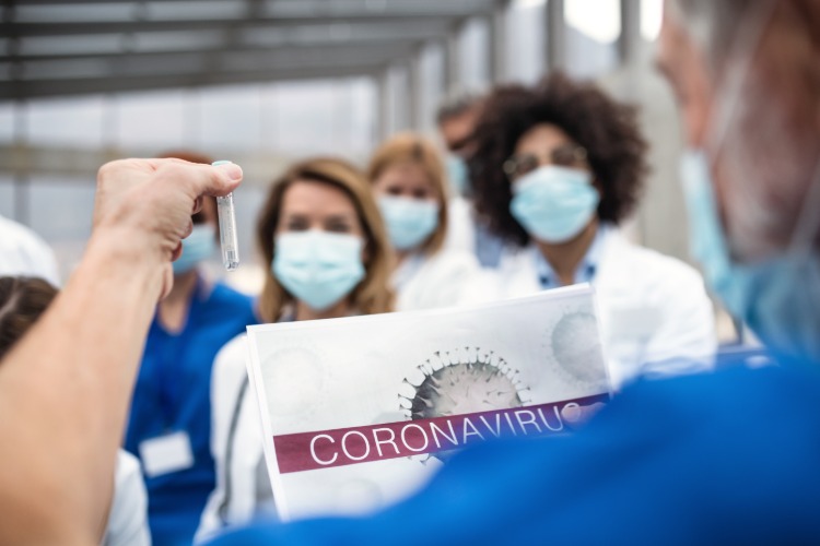 gruppe von ärzten bespricht mögliche behandlung von coronavirus mit antikörper therapie