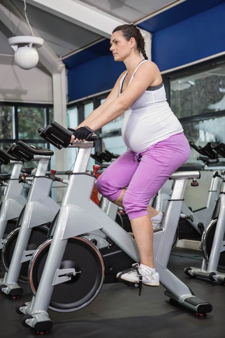 im fitnessstudio sport in der schwangerschaft treiben und herzkrankheite sowie diabetes vorbeugen