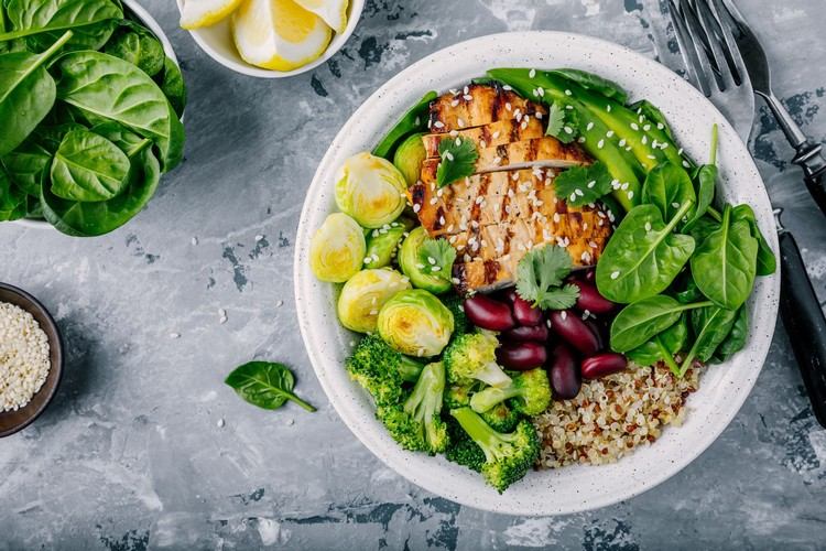 kalorienarme Salate Mittagessen gesunde Salatdressings selber machen