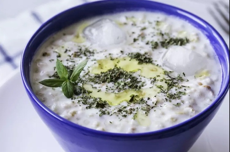 kalte gerichte persische suppe mit joghurt servieren