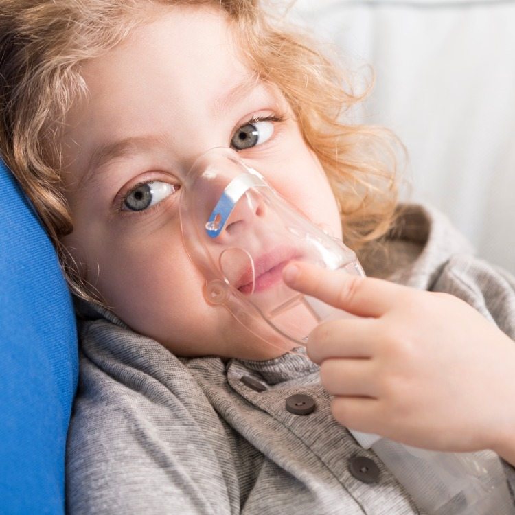 kleines kind mit beatmungsgerät wegen bronchiale asthma symptome