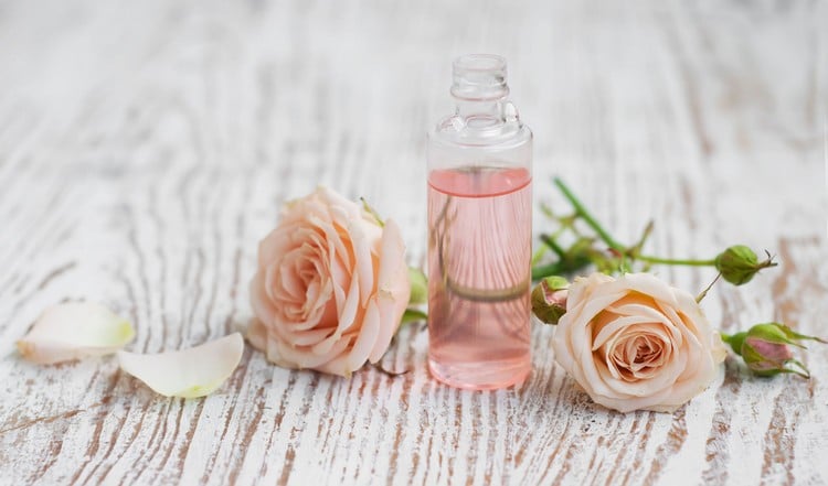 kühlendes Spray selber machen Sommer Gesichtspflege Rosenwasser Wirkung Haut
