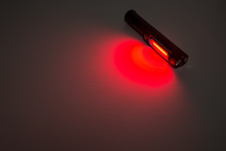 led taschenlampe rotes licht strahlend im dunklen raum sehvermögen verbessern