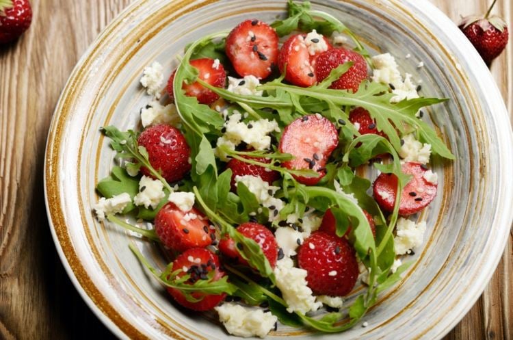 rucola salat ist gesund mit erdbeeren und käse
