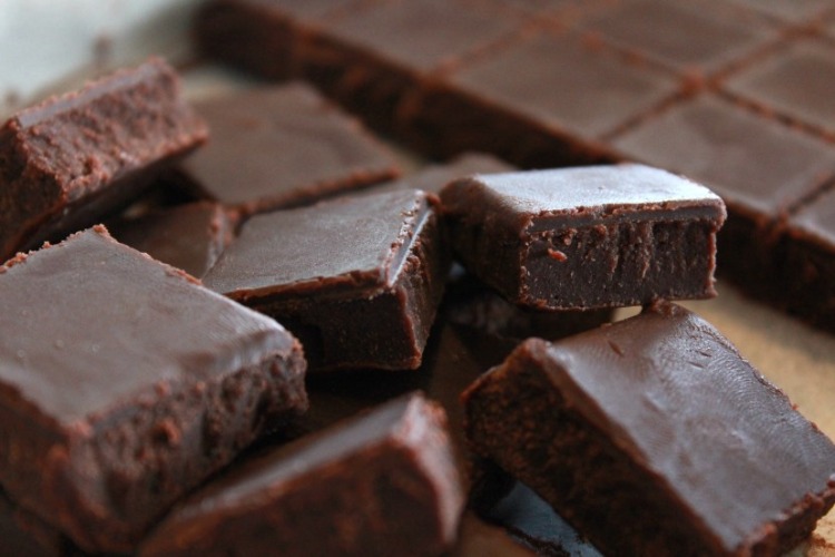 schokoladenstücken nahaufnahme dunkle schokolade gesund