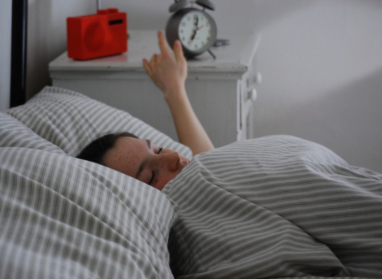 wecker klingelt zum aufwachen oder länger schlafen ungesund