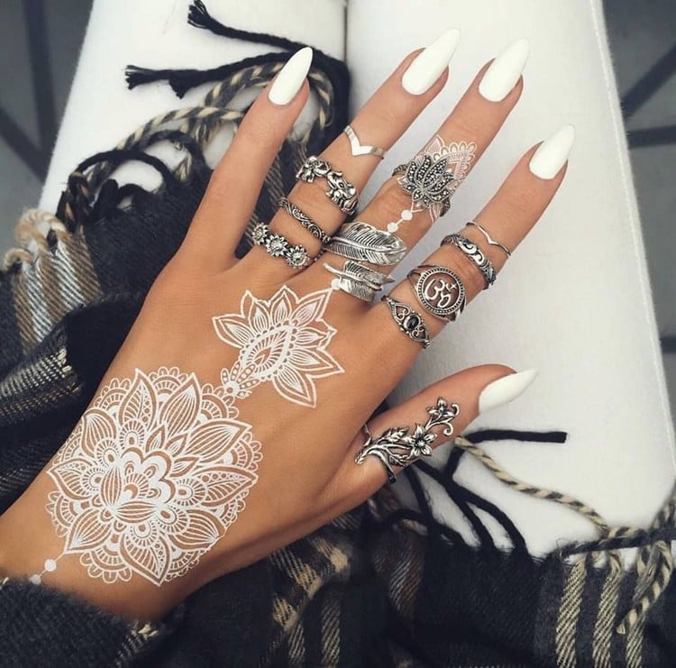 weiße Henna Tattoo selber machen Mandala Tattoomotiv Bedeutung Finger-Tattoo