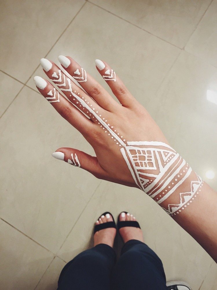 weiße Henna Tattoos Arm kleine Tattoos für Frauen