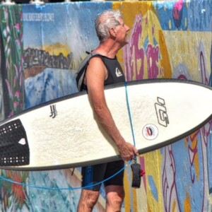 älterer mann mit surf sterberisiko senken durch körperliche aktivitäten und sport treiben