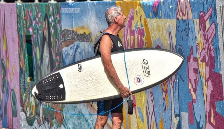 älterer mann mit surf sterberisiko senken durch körperliche aktivitäten und sport treiben