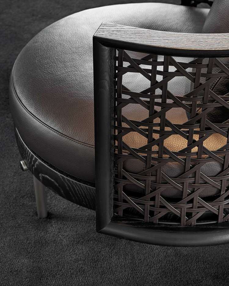 Achteckgeflecht kombiniert mit schwarzem Leder für einen modernen, runden Stuhl