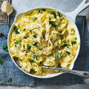 Alfredo Soße zu Pasta zubereiten - 4 Rezepte mit und ohne Fleisch und vegan