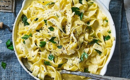 Alfredo Soße zu Pasta zubereiten - 4 Rezepte mit und ohne Fleisch und vegan