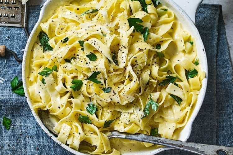 Alfredo Soße zu Pasta zubereiten - 4 Rezepte mit und ohne Fleisch und vegan