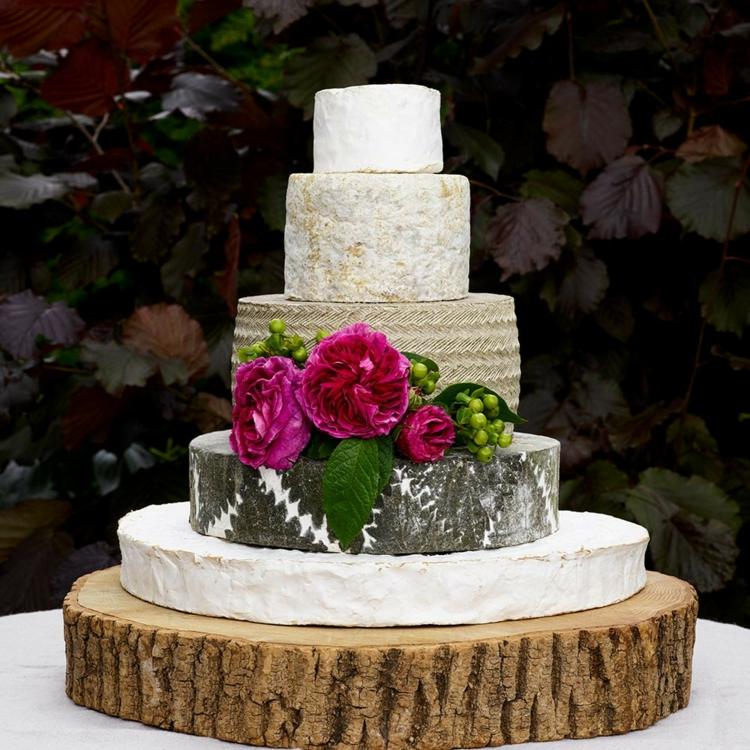 Alternative to the classic wedding cake with any type of cheese