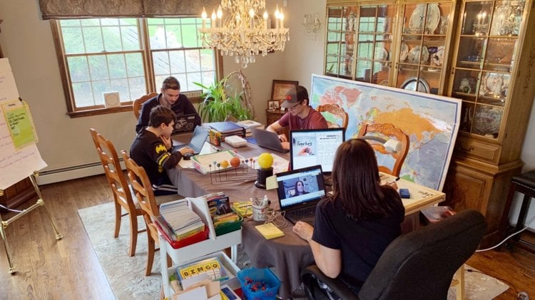 Arbeits- und Schulzimmer einrichten im Wohnzimmer am Esstisch für die ganze Familie