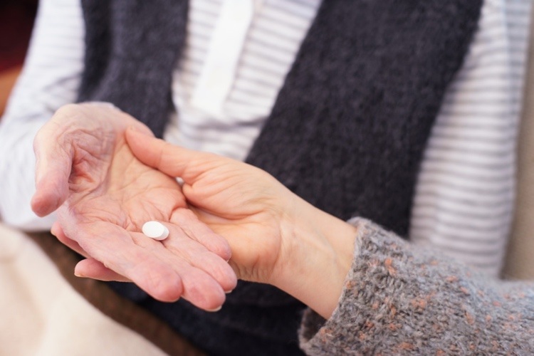 Aspirin als Schmerzmittel bei älteren Menschen tägliche Einnahme unbedenklich