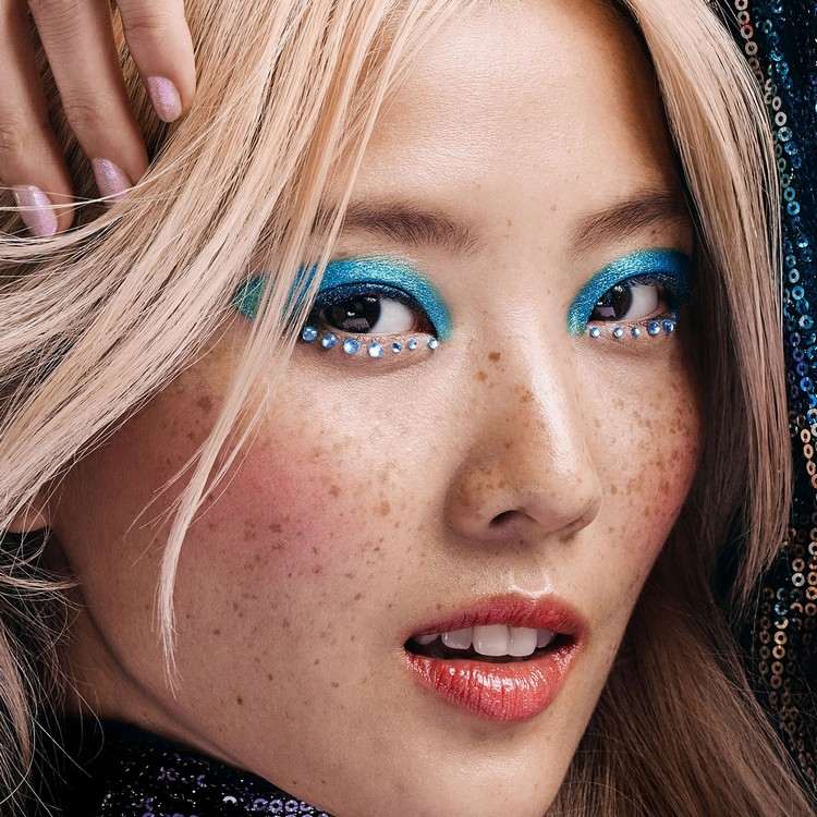 Augen Make-up mit Strasssteinen blauer Lidschatten Schminktipps