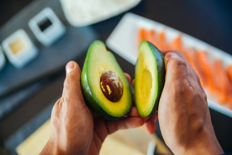 Avocado einfrieren - Halbieren und Kern entfernen