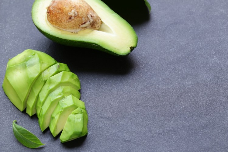Avocado einfrieren in Stücke ohne Schale und mit Zitrone beträufelt