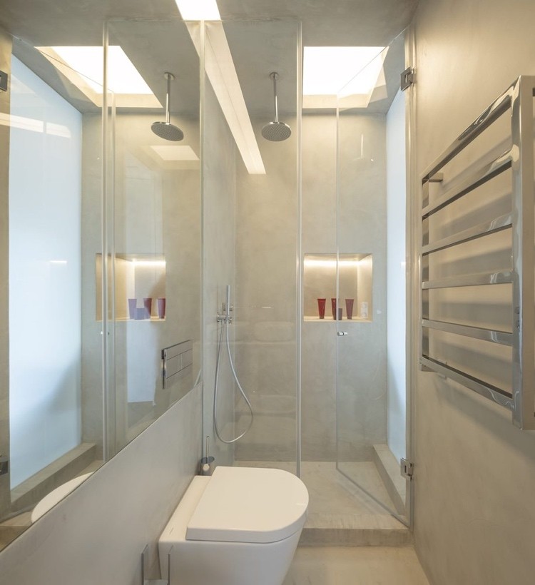Badezimmer mit begehbarer Dusche und Sichtbeton-Wänden