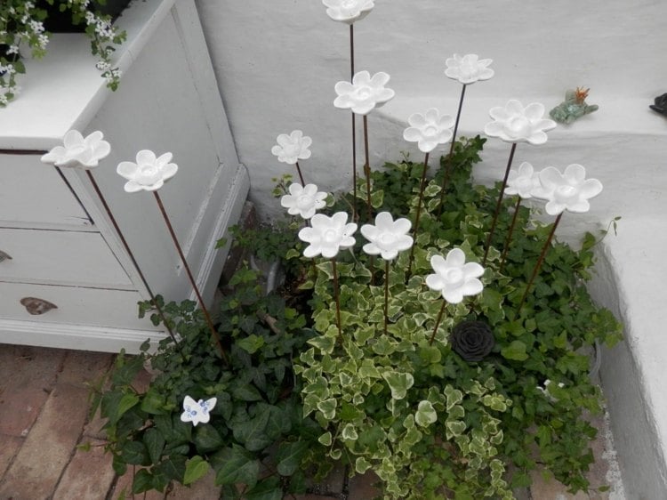 Bastelbeton Idee für niedliche, weiße Blüten in Blumentöpfen