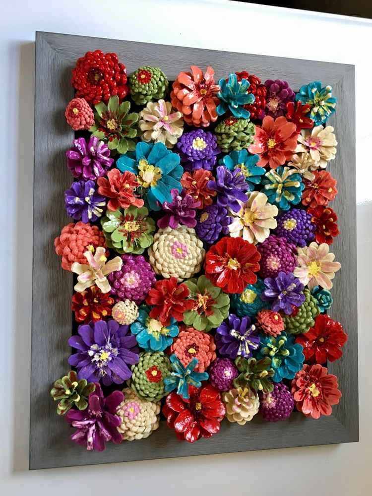 Blumen aus Tannenzapfen basteln Idee für bunte Wanddeko