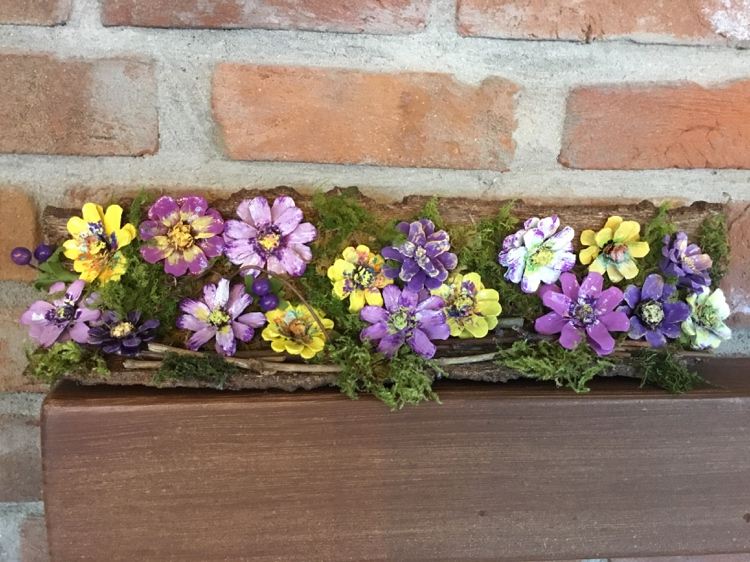 Blumen aus Tannenzapfen selber machen Gartendeko oder Deko für Fensterbank außen mit Moos