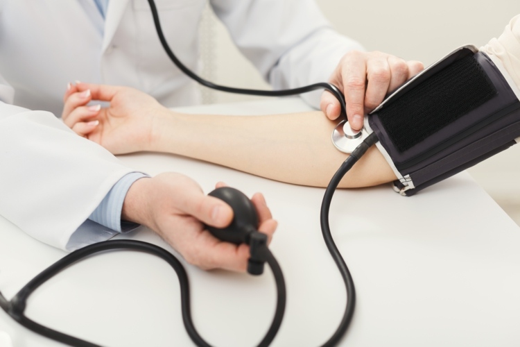 Bluthochdruck als Auslöser für vaskuläre Demenz und wie Sie der Gehirnkrankheit vorbeugen