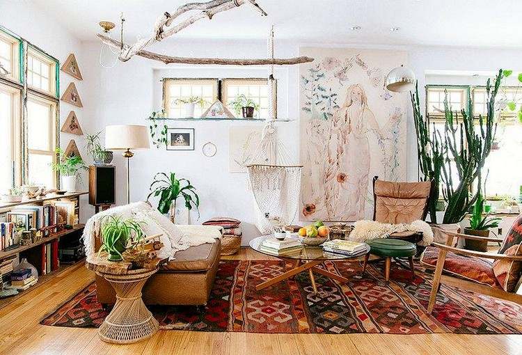 Boho Wohnzimmer gestalten marokkanischer Teppich Vintage Möbel Trend