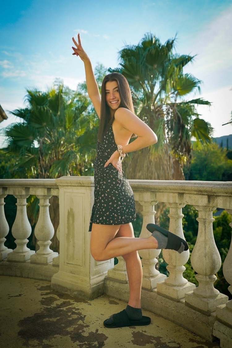 Charli D'Amelio Alltagsoutfit mit kurzem Kleid und flachen Sandalen