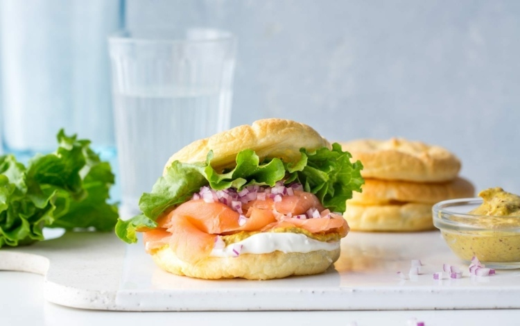 Cloud-Bread-Sandwich zubereiten mit Salat und Lachs