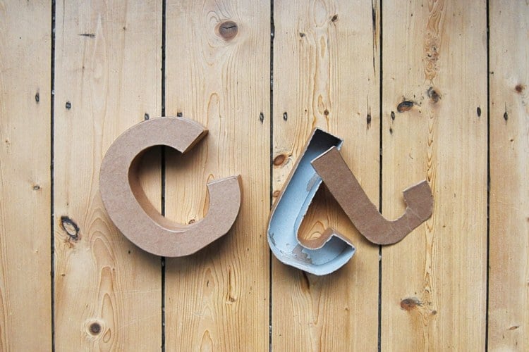 DIY Idee mit dreidimensionalen Buchstaben aus Karton für den Garten
