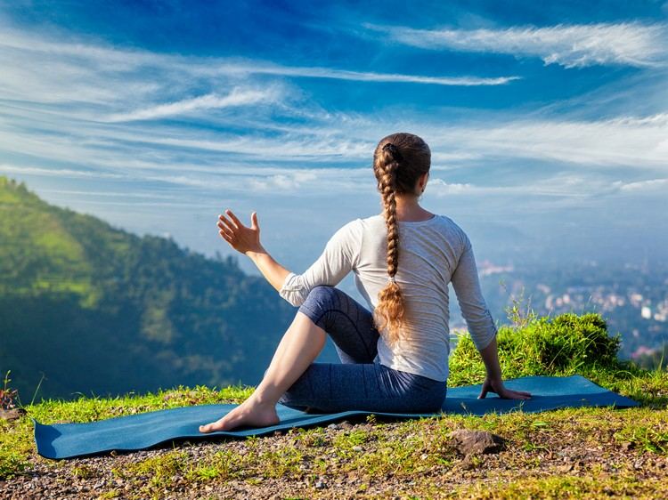 Dehnübungen Rücken Schulter Yoga Training bei Rückenschmerzen